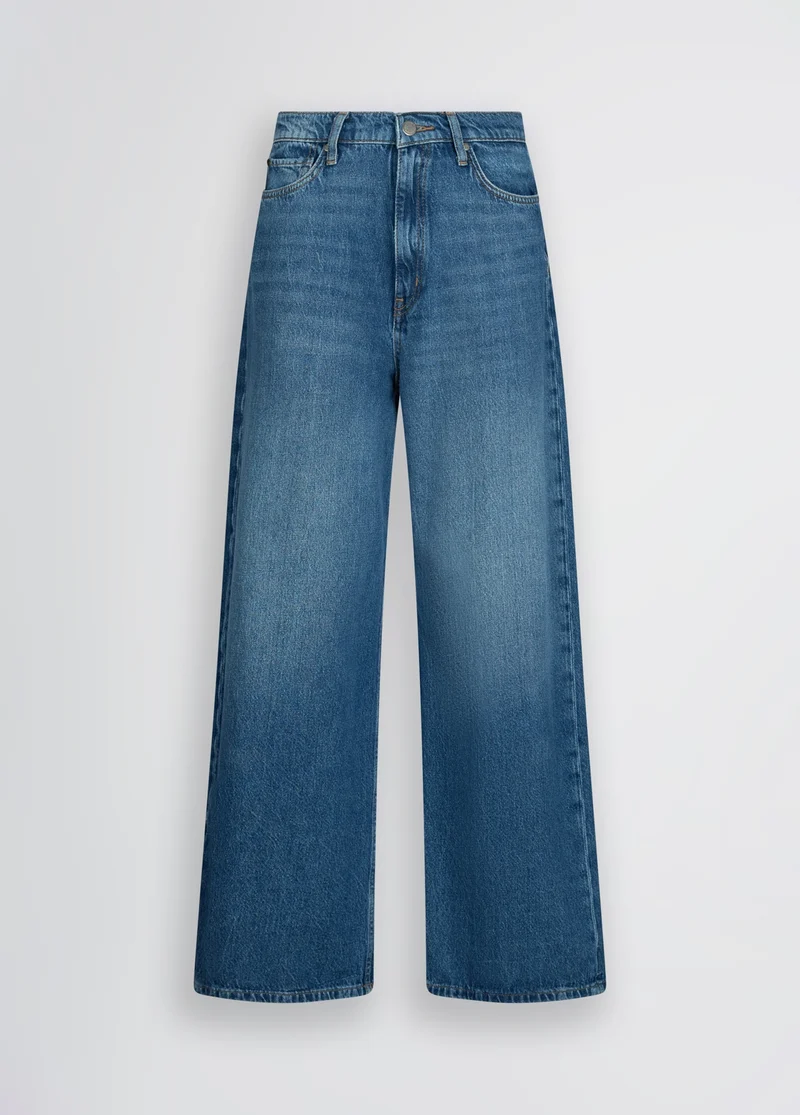 Low-rise baggy jeans