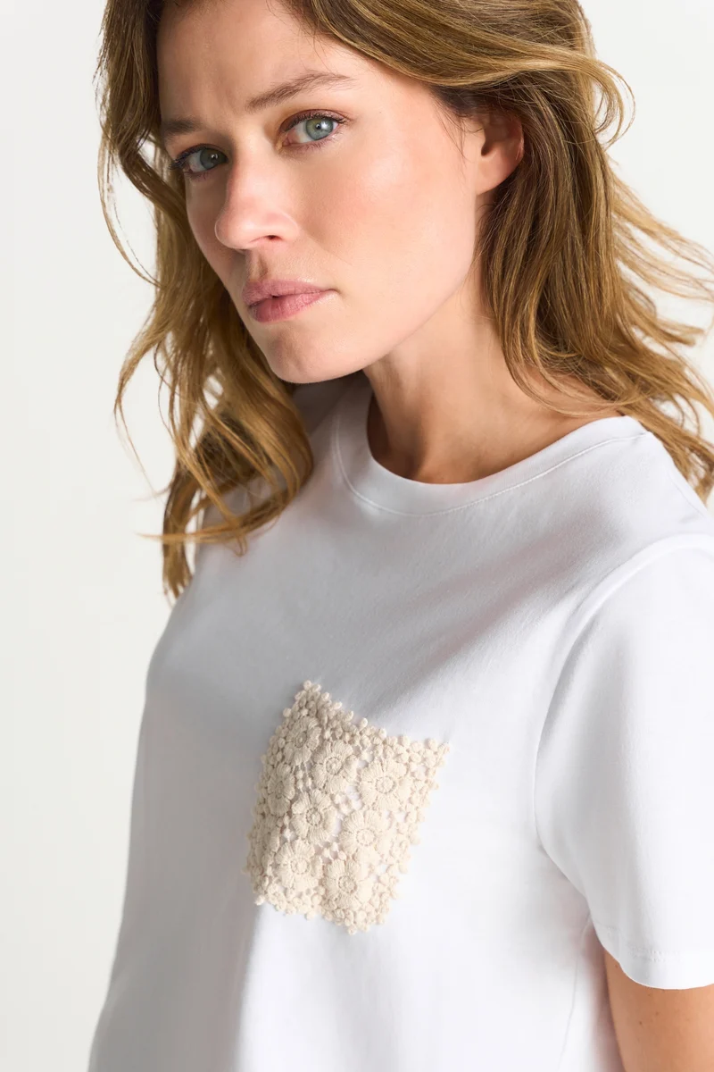 T-Shirt with Crochet Pocket, white