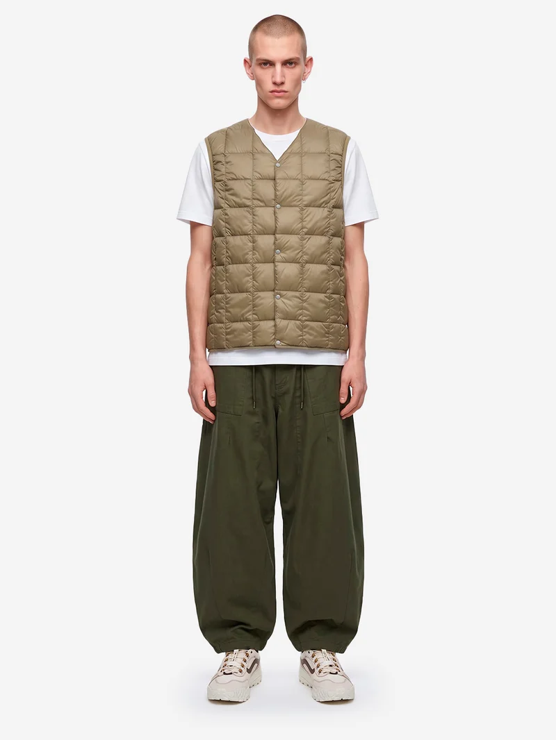 Gilet khaki imbottito in piuma con scollo a V
