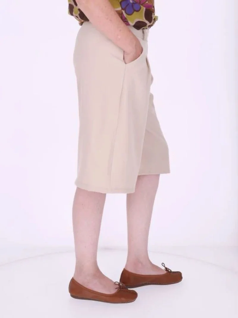 Short Damen Knielang in Beige