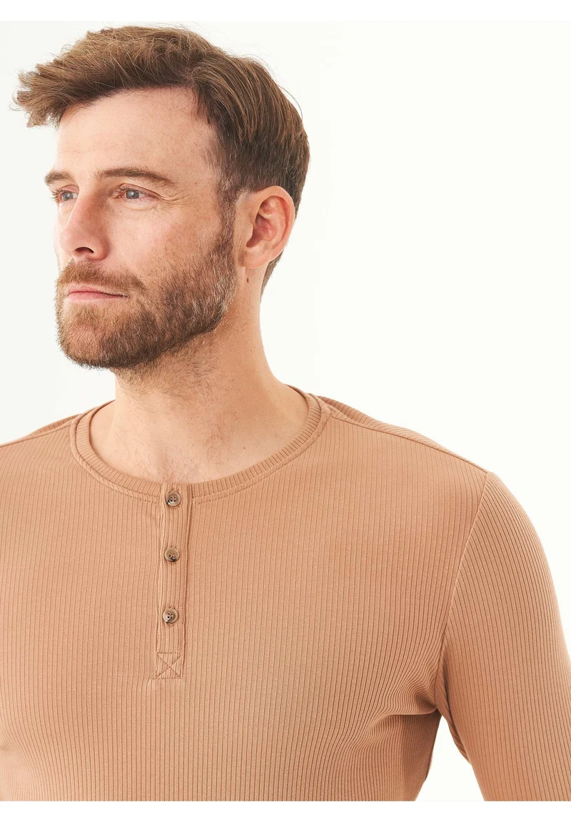 Geripptes Henley Langarmshirt aus Bio-Baumwolle