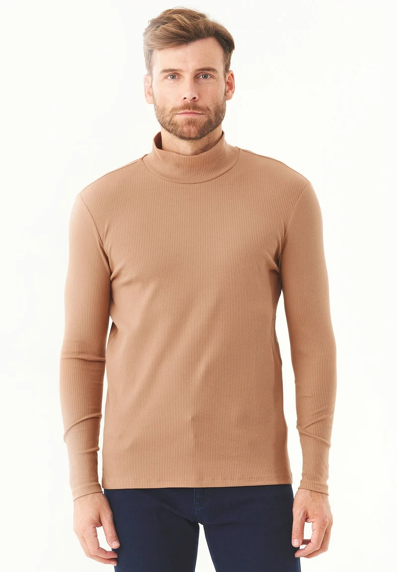 Geripptes Langarmshirt aus Bio-Baumwolle mit Rollkragen