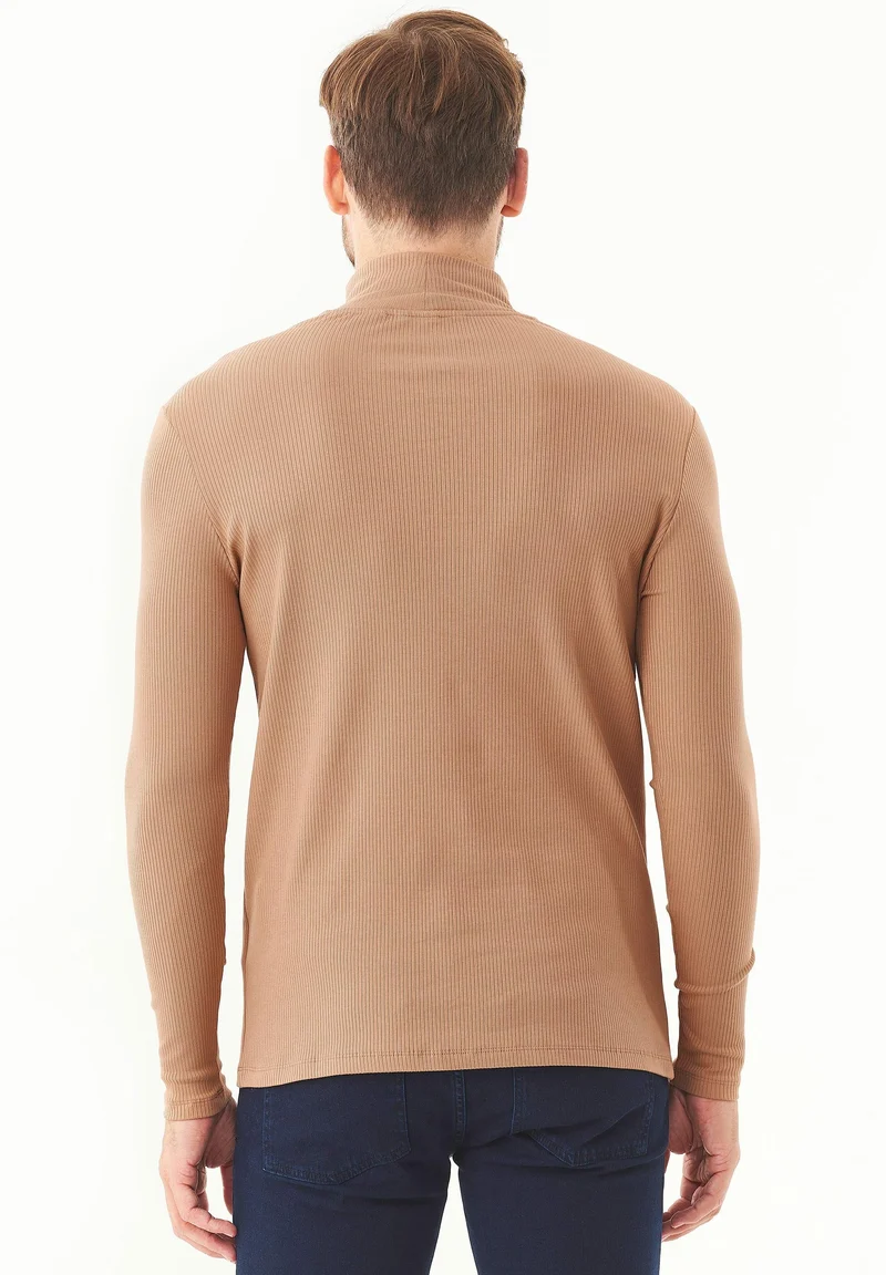 Geripptes Langarmshirt aus Bio-Baumwolle mit Rollkragen