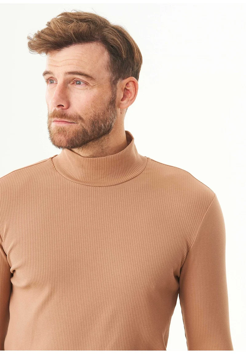 Geripptes Langarmshirt aus Bio-Baumwolle mit Rollkragen