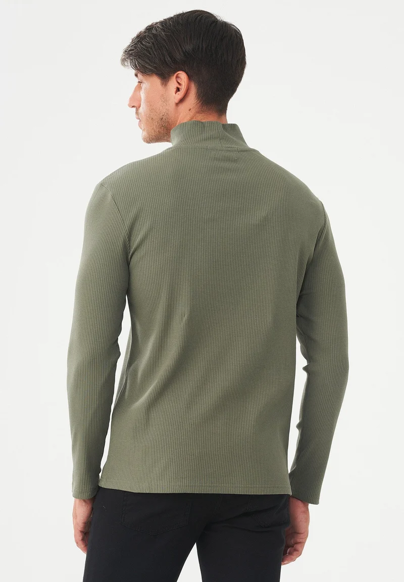 Geripptes Langarmshirt aus Bio-Baumwolle mit Rollkragen