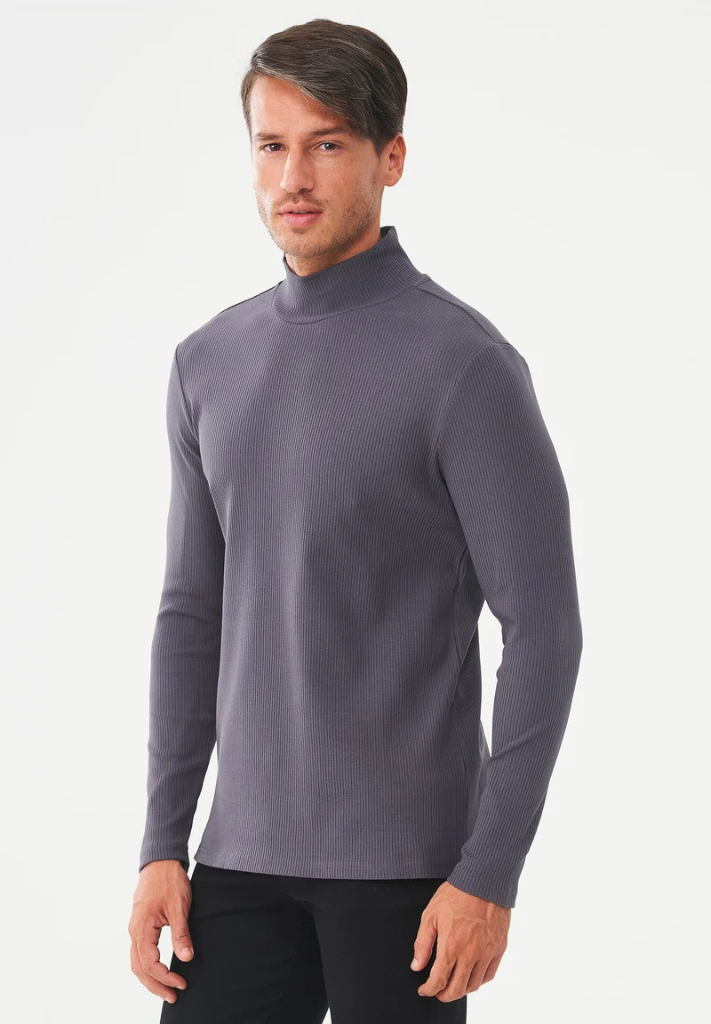 Geripptes Langarmshirt aus Bio-Baumwolle mit Rollkragen