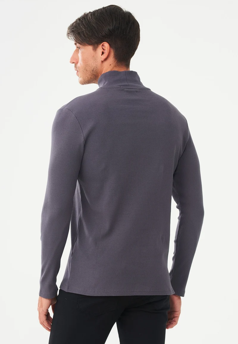 Geripptes Langarmshirt aus Bio-Baumwolle mit Rollkragen