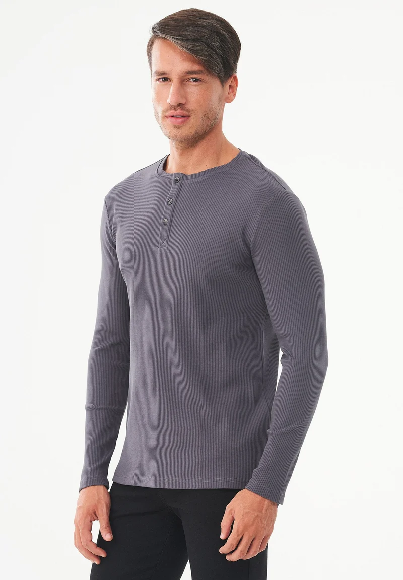 Geripptes Henley Langarmshirt aus Bio-Baumwolle