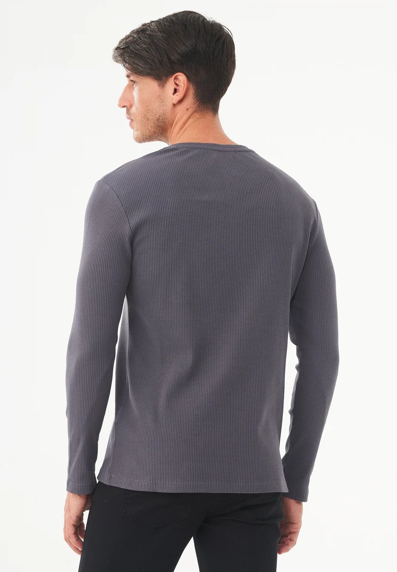 Geripptes Henley Langarmshirt aus Bio-Baumwolle