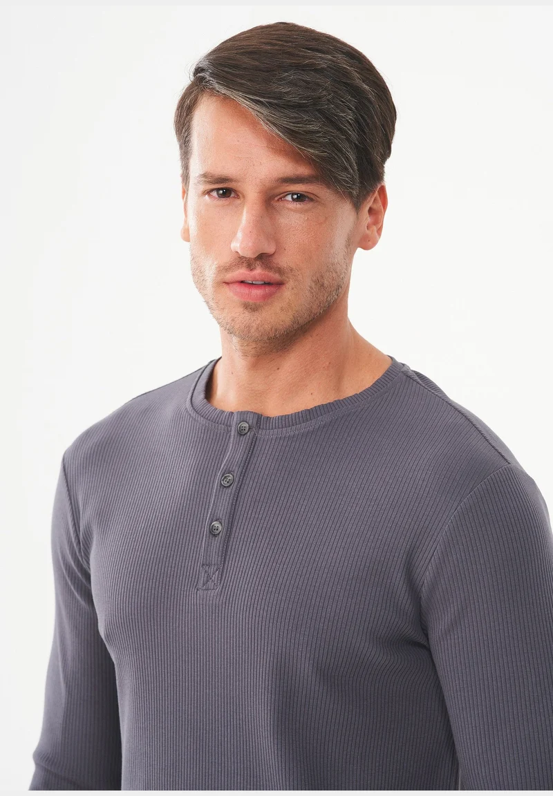 Geripptes Henley Langarmshirt aus Bio-Baumwolle