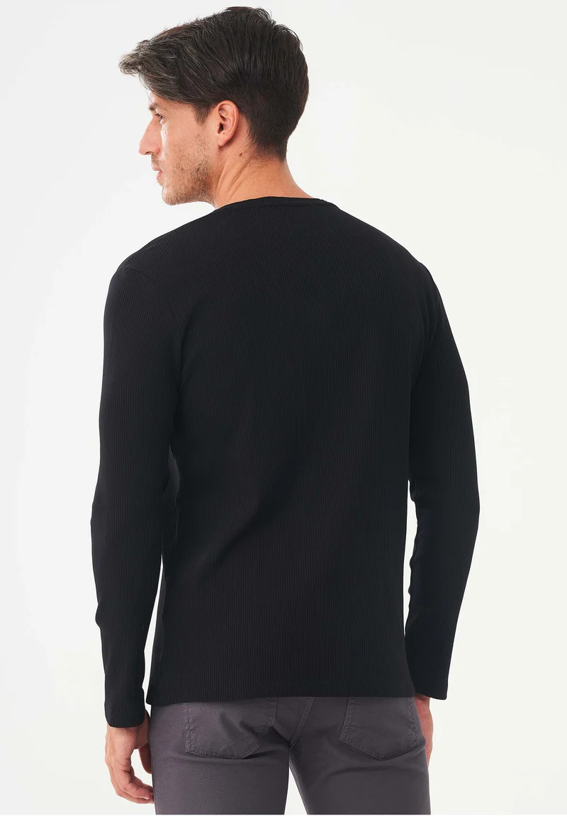 Geripptes Henley Langarmshirt aus Bio-Baumwolle