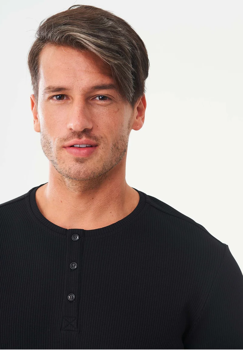 Geripptes Henley Langarmshirt aus Bio-Baumwolle