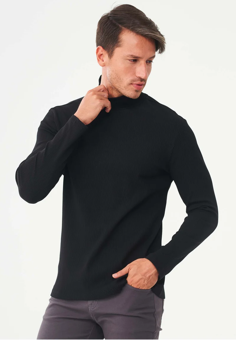 Geripptes Langarmshirt aus Bio-Baumwolle mit Rollkragen