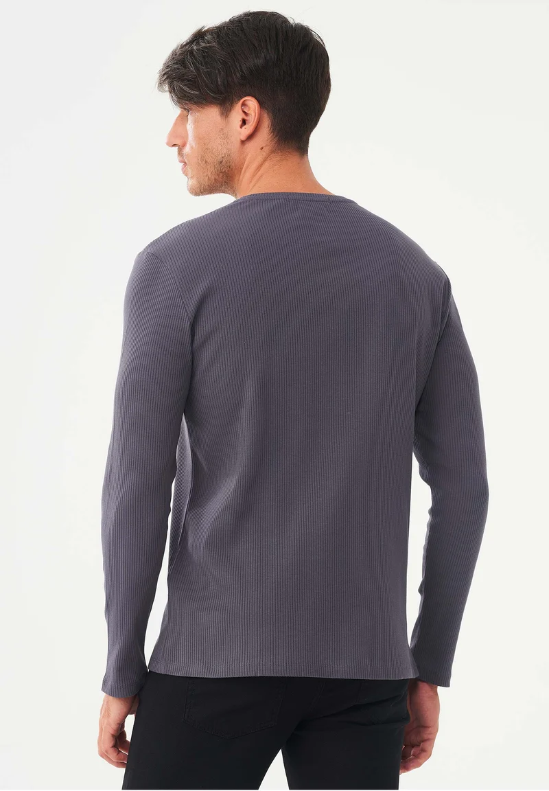 Geripptes Langarmshirt aus Bio-Baumwolle