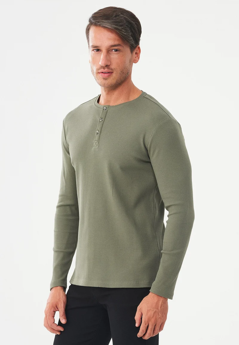 Geripptes Henley Langarmshirt aus Bio-Baumwolle