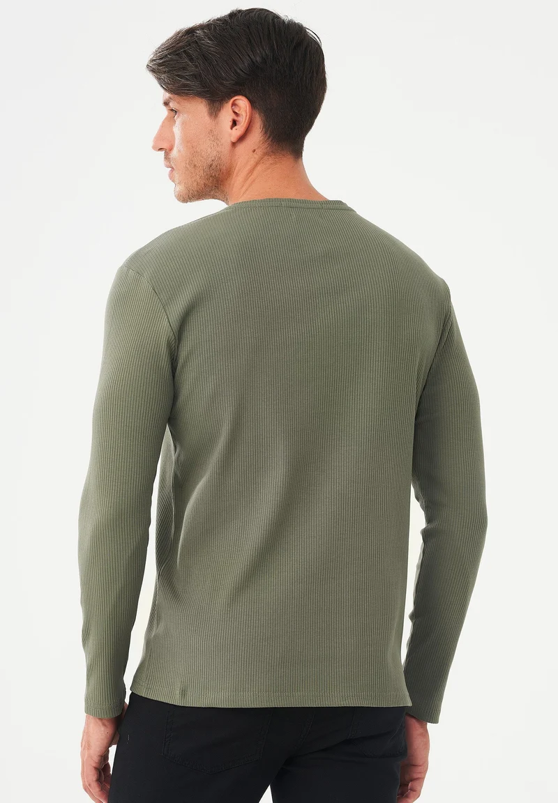 Geripptes Henley Langarmshirt aus Bio-Baumwolle