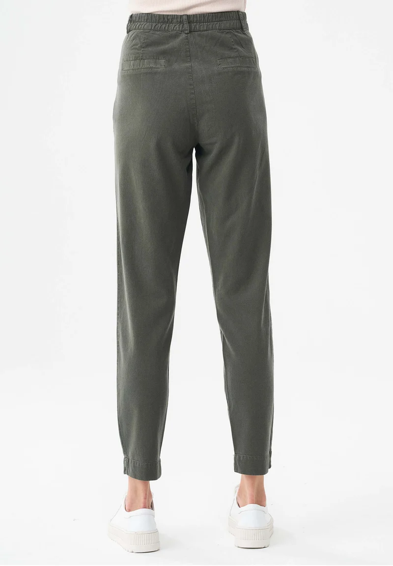 Garment Dyed Hose aus TENCEL™ Lyocell-Mix