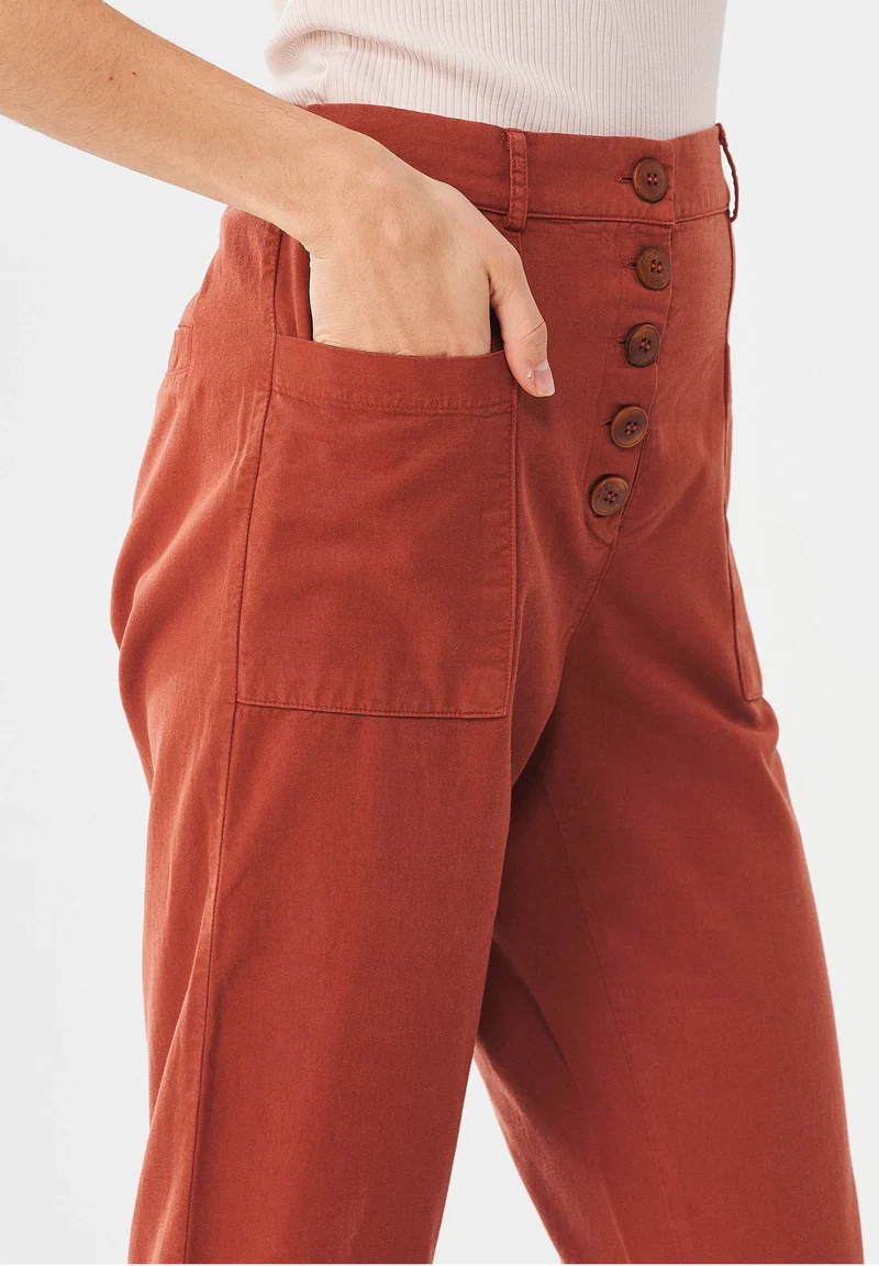 Garment Dyed Hose aus TENCEL™ Lyocell-Mix