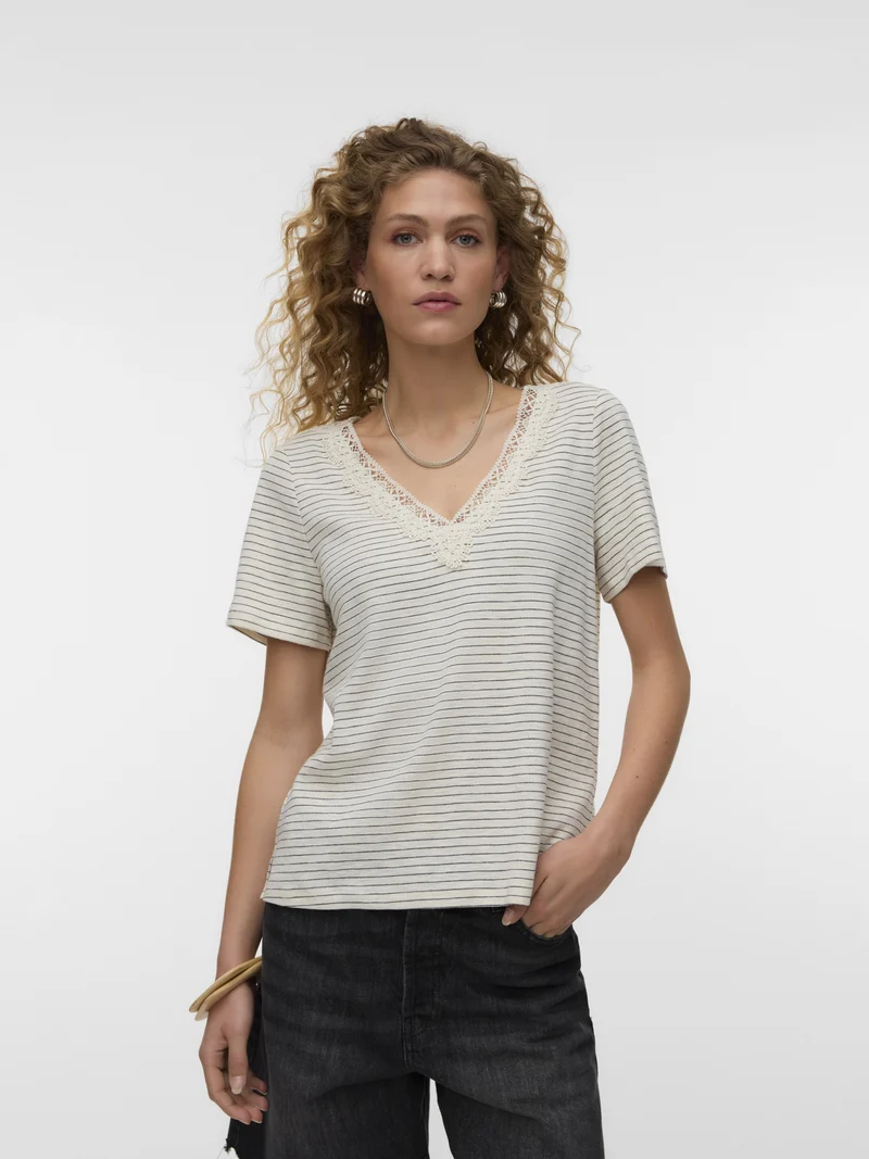 VMKAROLINE S/S LX V-NECK TOP JRS BT, Snow White/BLACK + SILVER LUREX