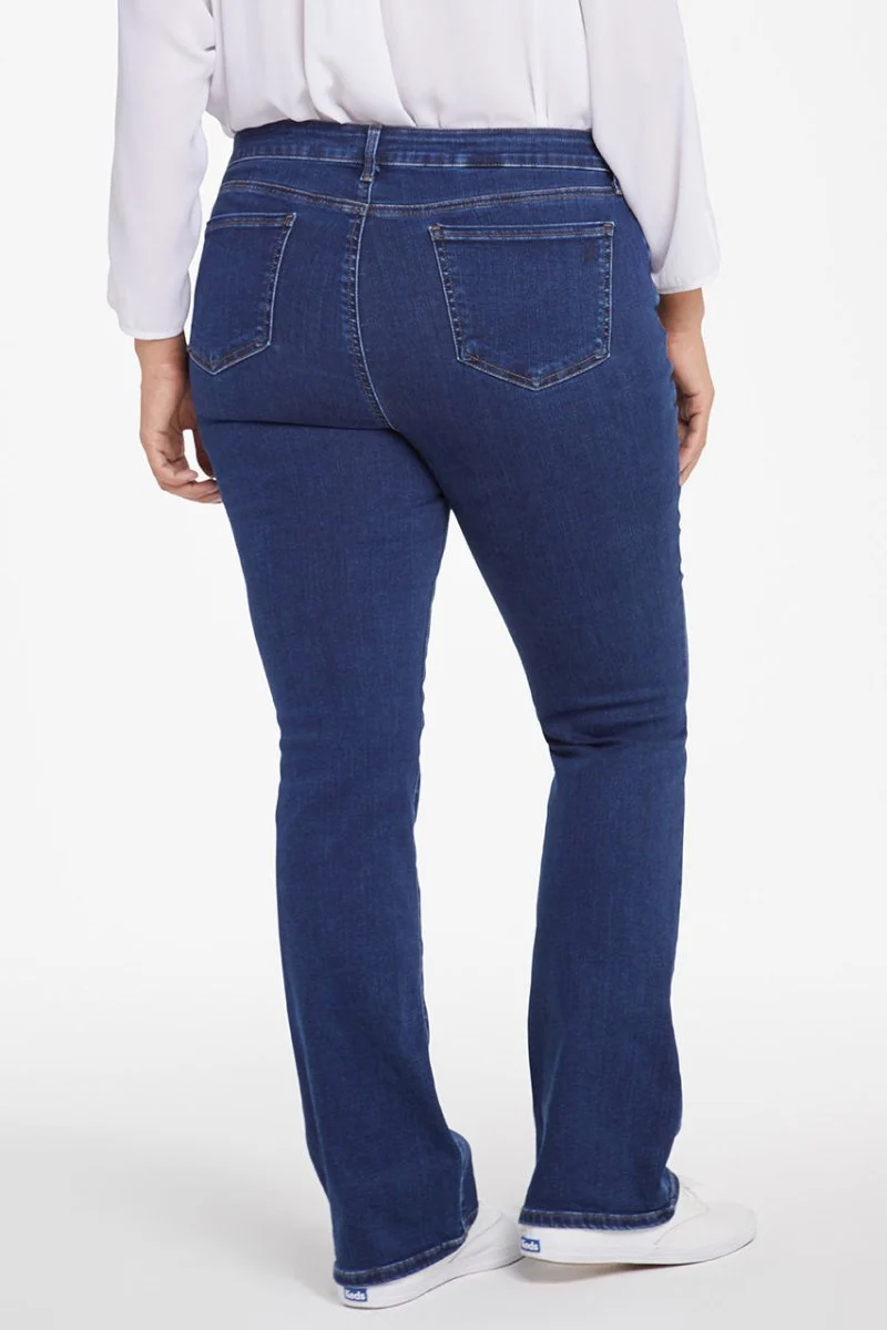 Barbara Bootcut Mittelblau Premium Denim (Plus) | Quinn
