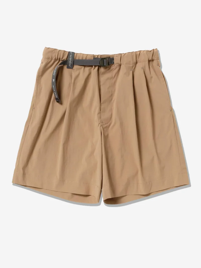 Shorts beige in tessuto tecnico pleated con cintura integrata