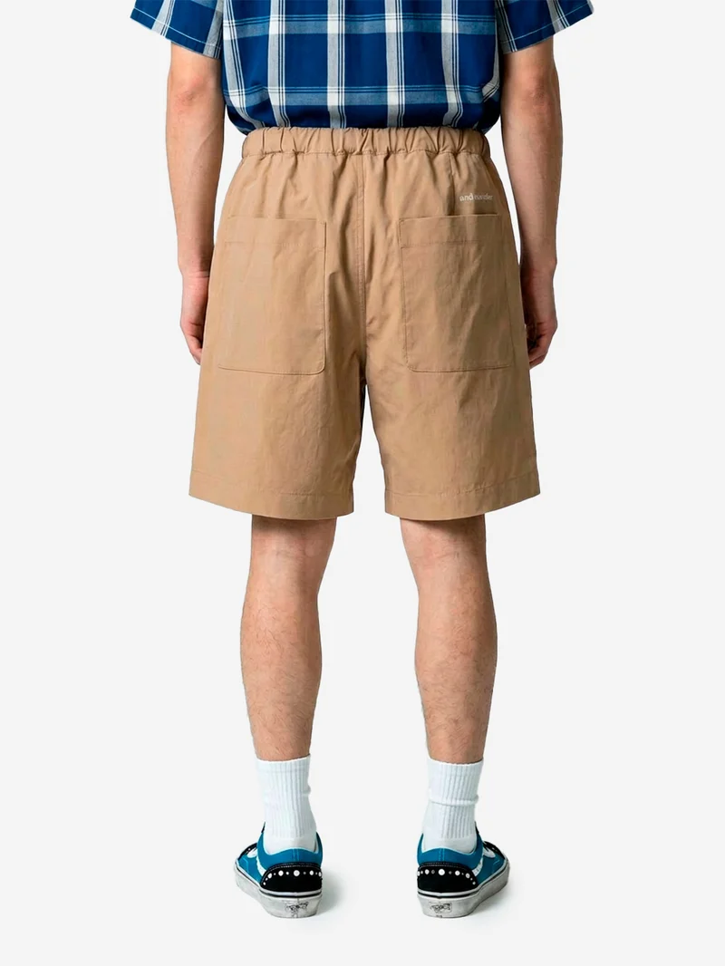 Shorts beige in tessuto tecnico pleated con cintura integrata
