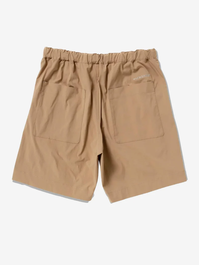 Shorts beige in tessuto tecnico pleated con cintura integrata