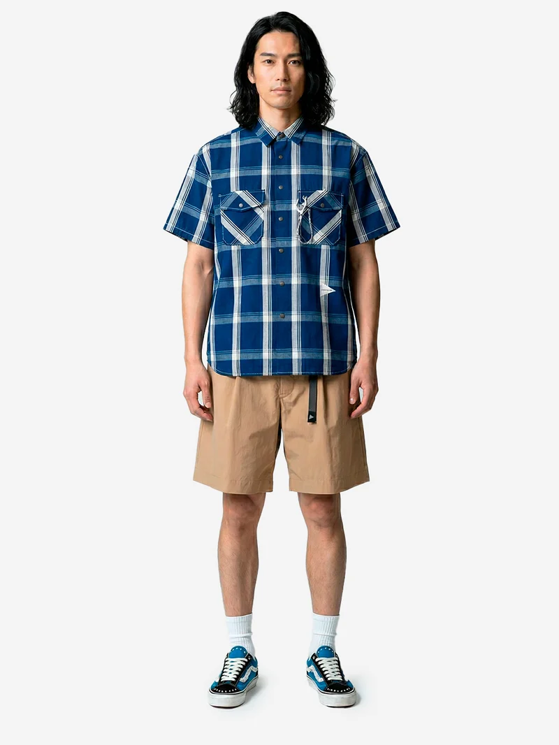 Camicia a manica corta con motivo a quadri indigo e tasche utility