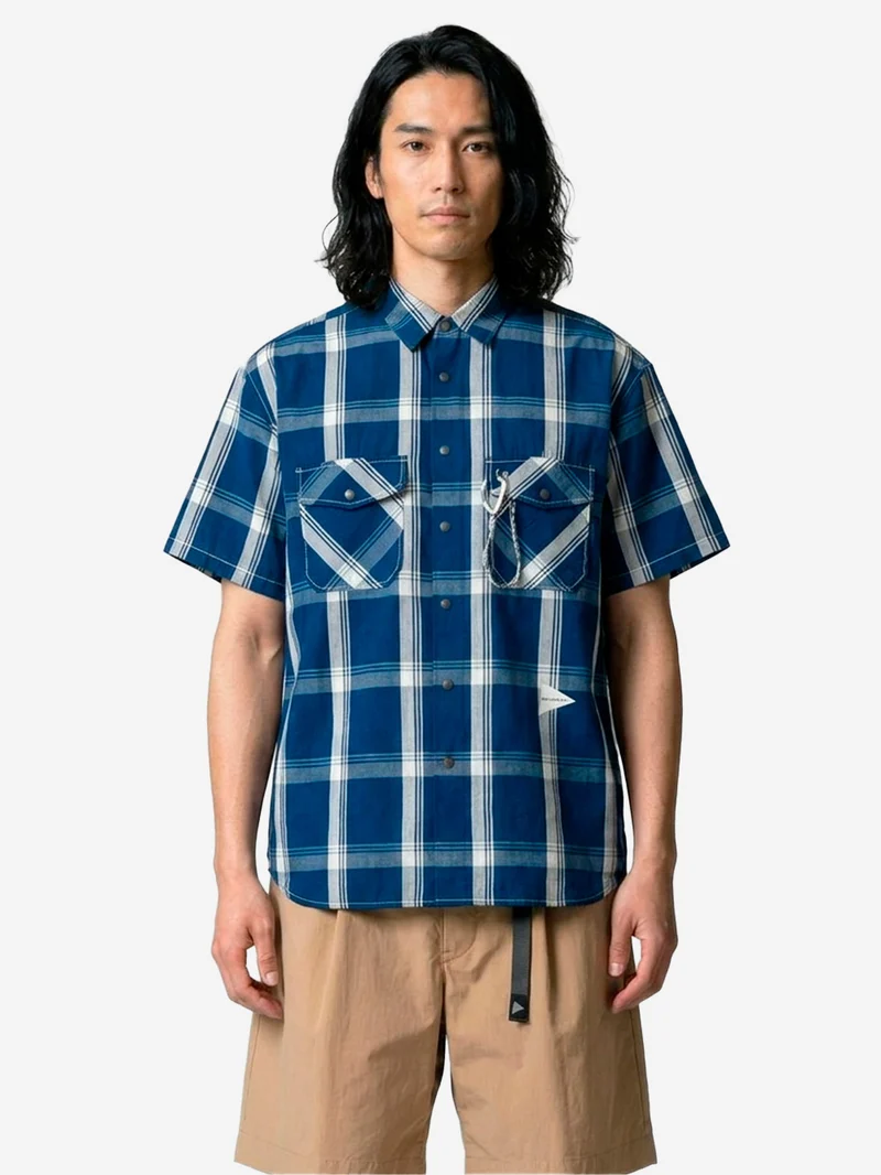 Camicia a manica corta con motivo a quadri indigo e tasche utility