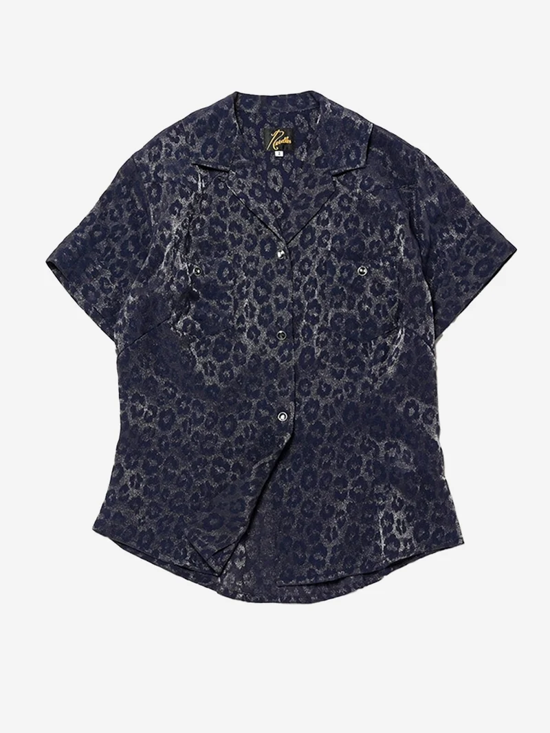 Blusa stile cowboy con maniche francesi e jacquard pitonato blu