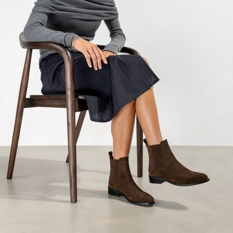 Isabel Bernard Vendôme Chey Braune Chelsea Boots aus Veloursleder IB53012-130-38