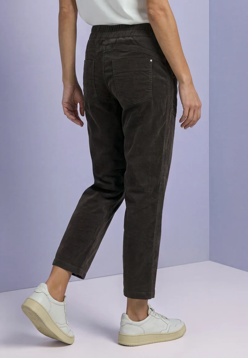 Street One - Slim Leg Cordhose im Loose Fit - Farbe: black coffee