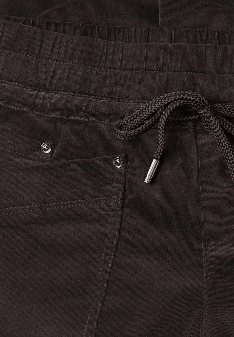 Street One - Slim Leg Cordhose im Loose Fit - Farbe: black coffee