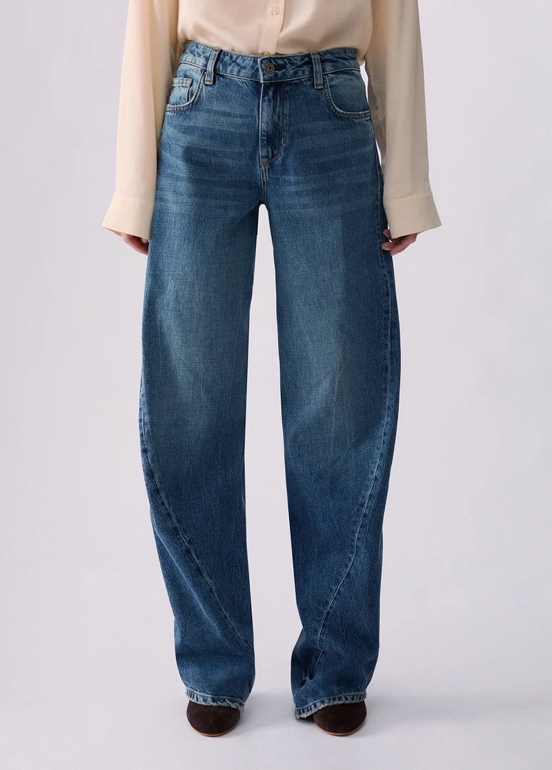 Jeans with asymmetrical seams