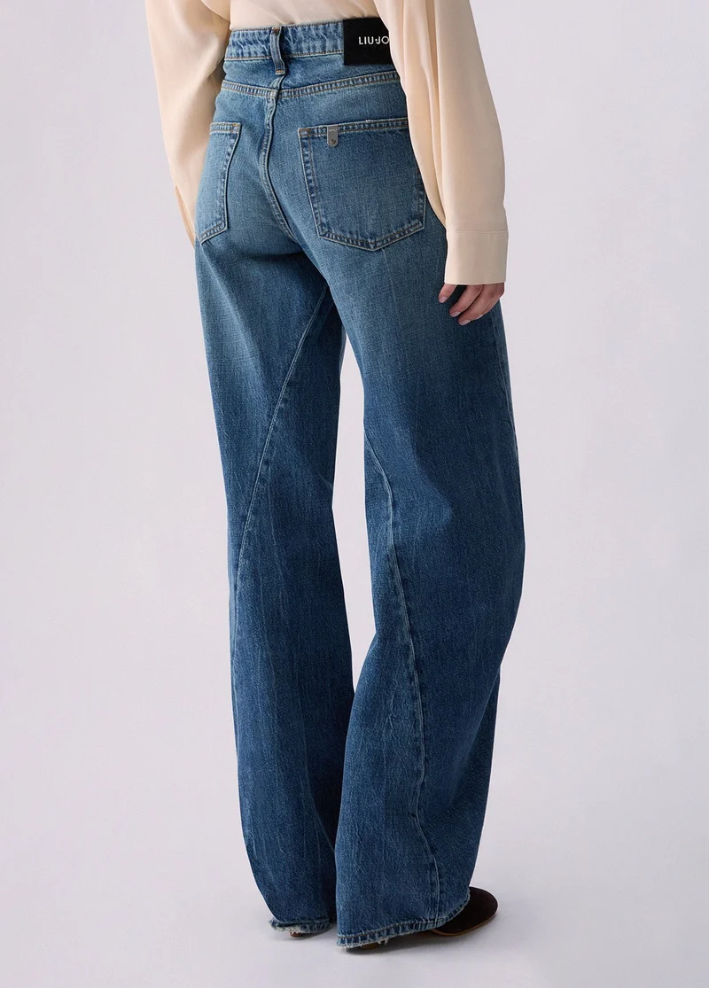 Jeans with asymmetrical seams