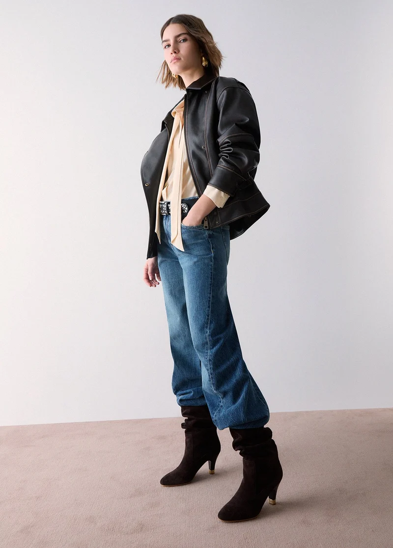 Jeans with asymmetrical seams