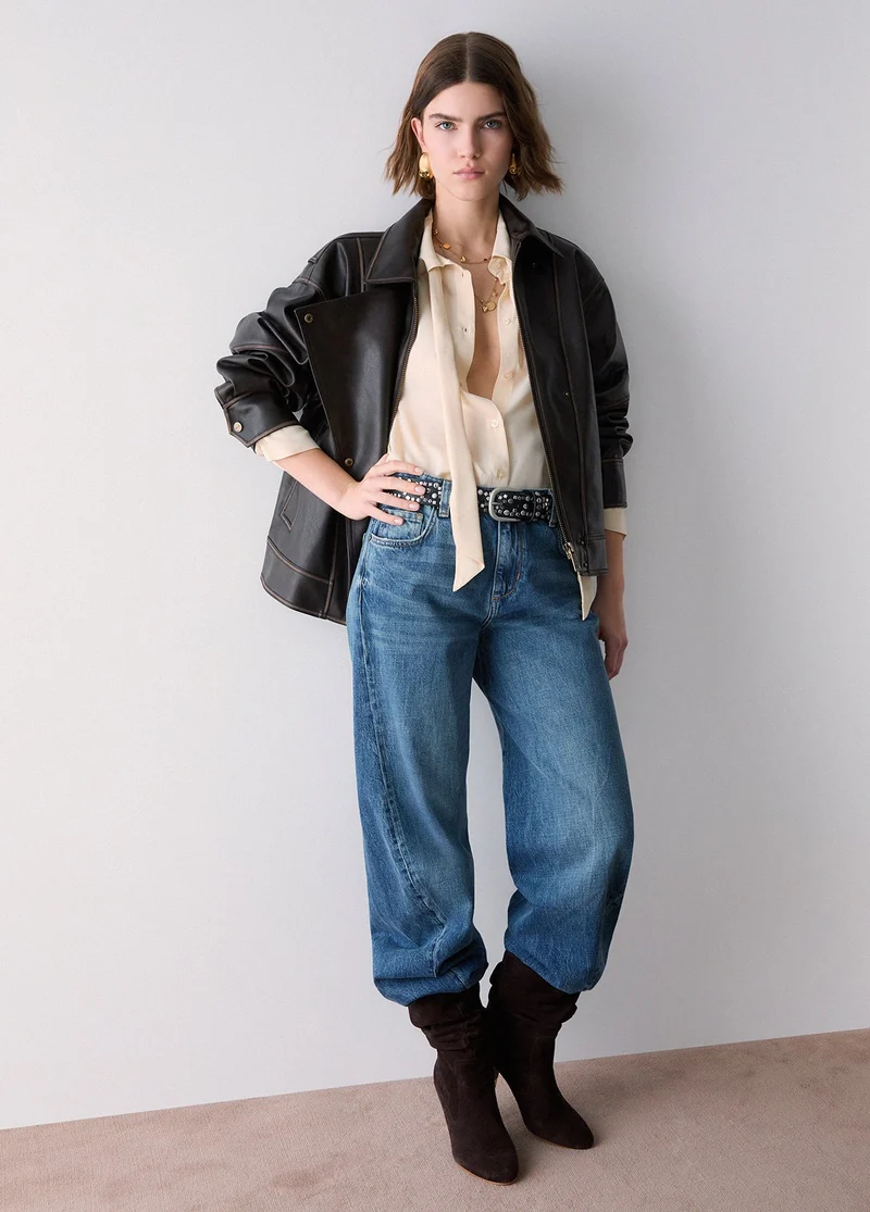 Jeans with asymmetrical seams