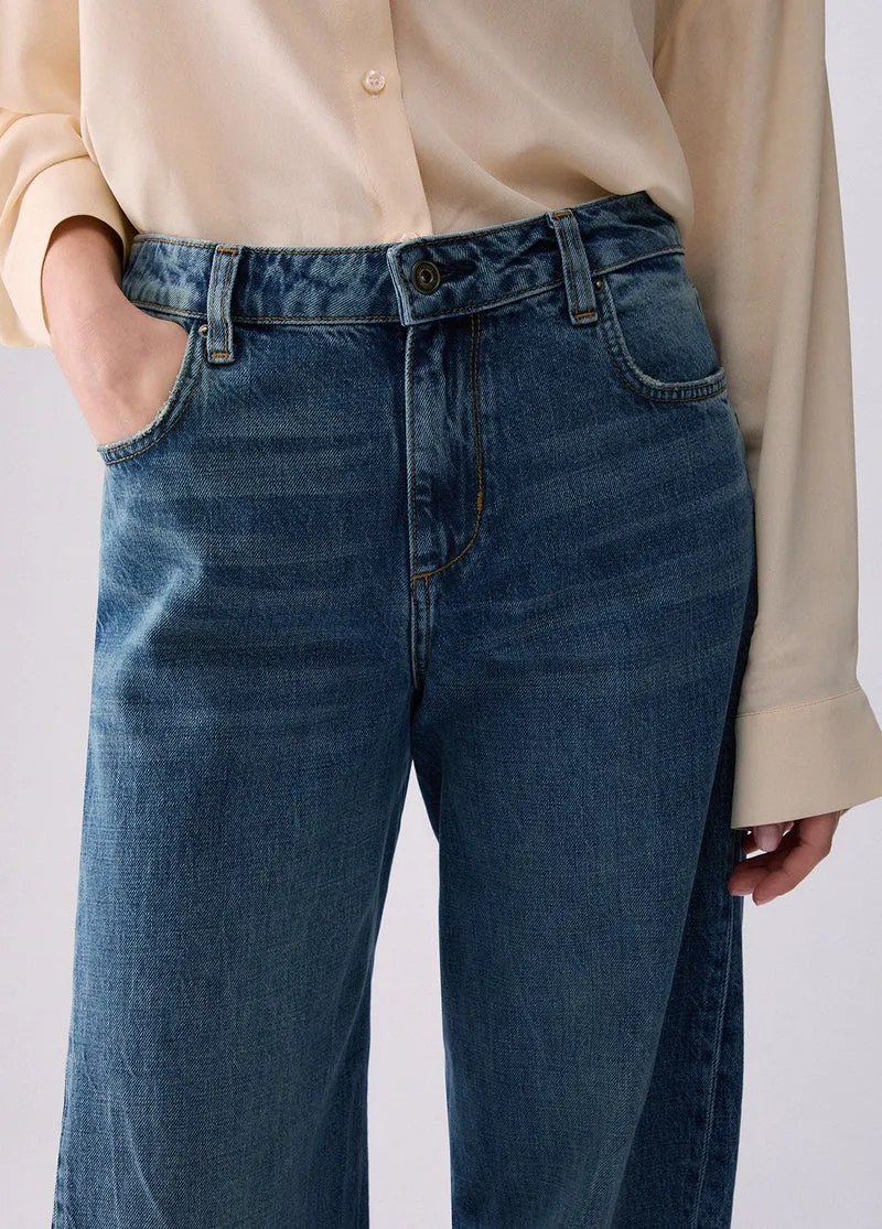 Jeans with asymmetrical seams