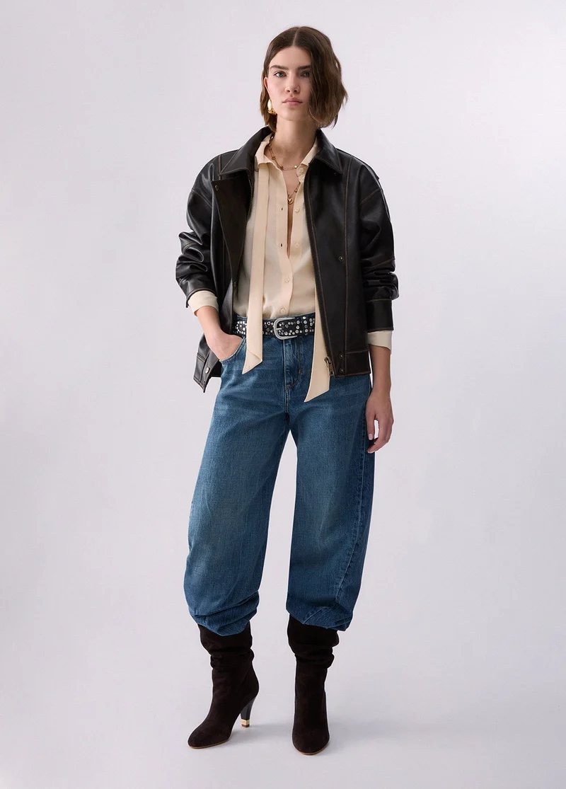 Jeans with asymmetrical seams