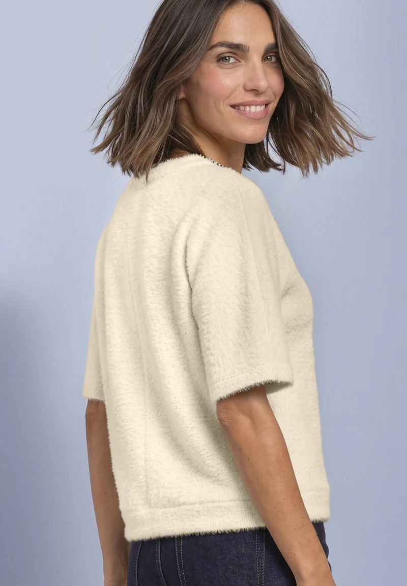 fluffy shirt w.deco neckline, pure beige