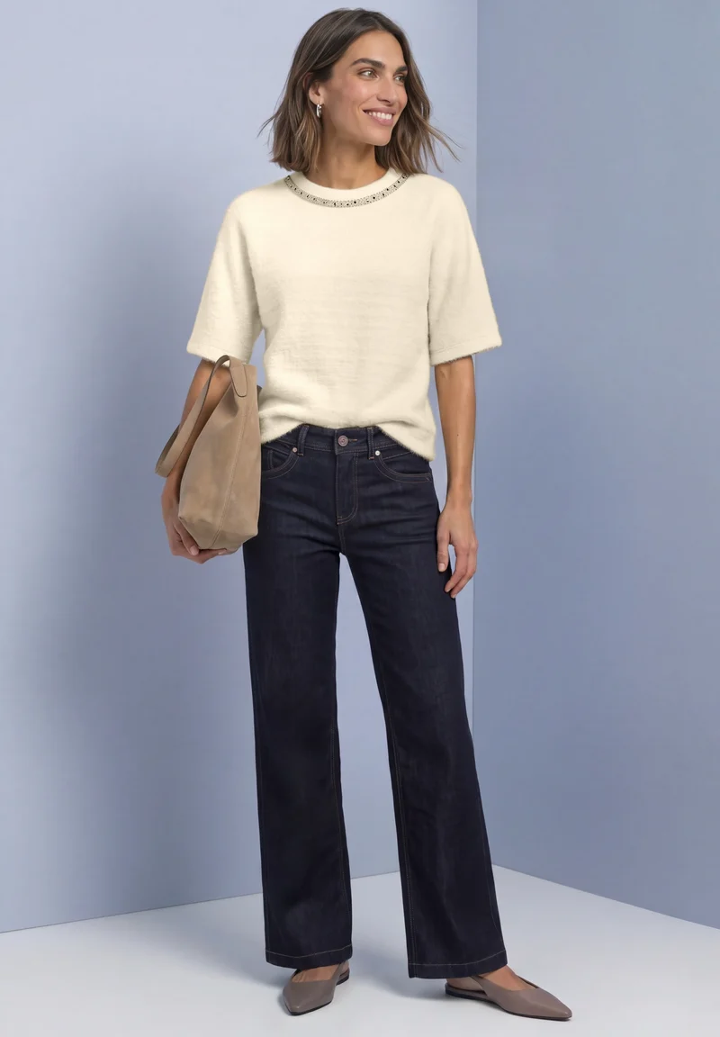 fluffy shirt w.deco neckline, pure beige