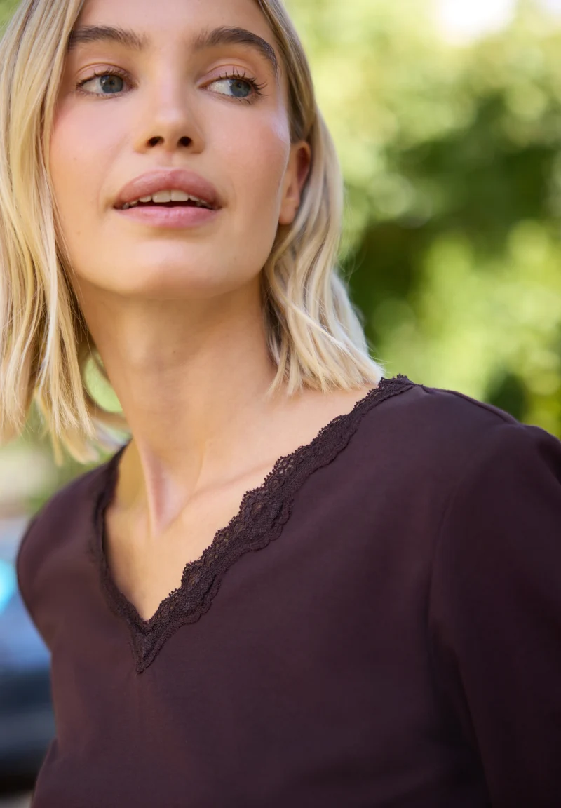 LTD QR_Studio_Shirt w.lace v-n, very berry