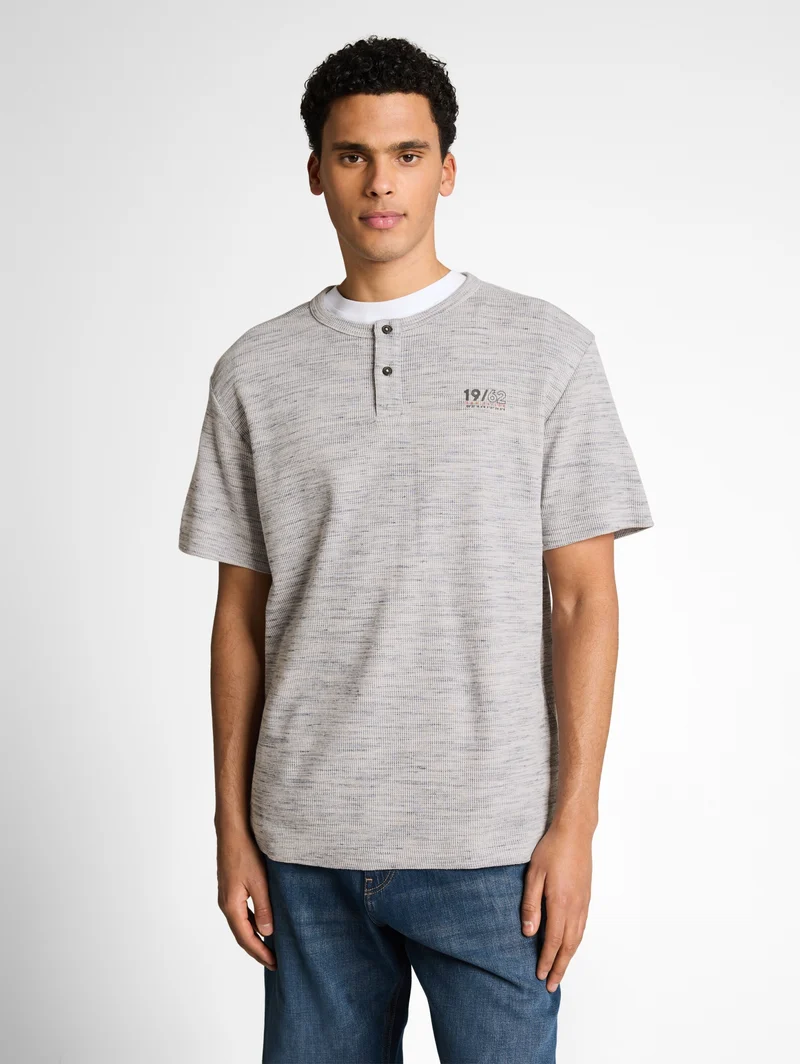 injected structured henley, white grey waffle inject
