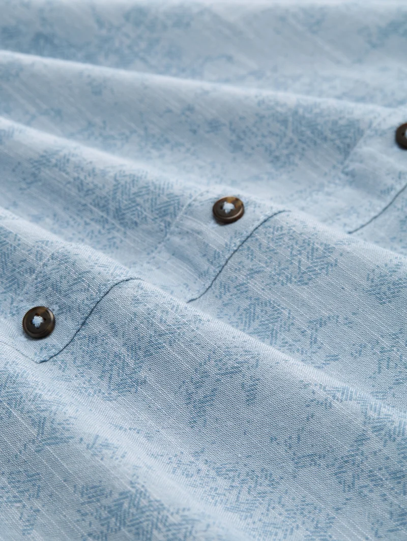 comfort printed shirt, light blue tonal design