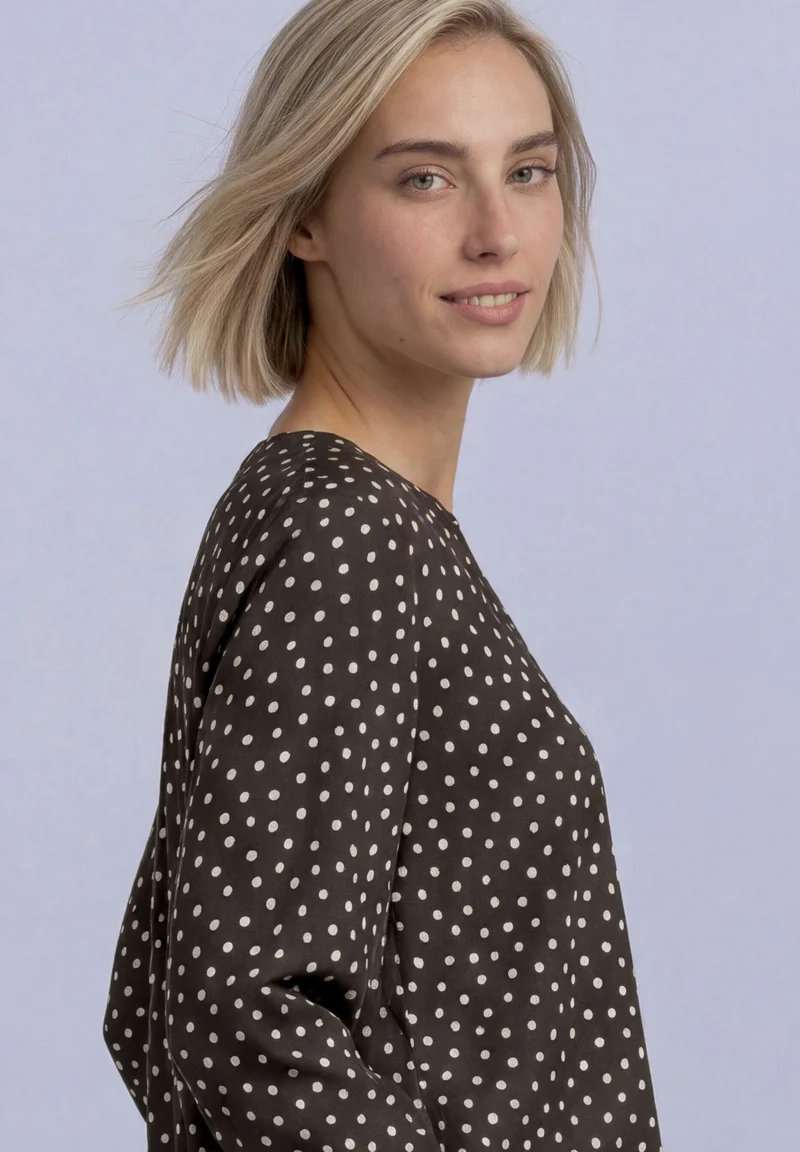 LTD QR Splitneck blouse w butt, black coffee