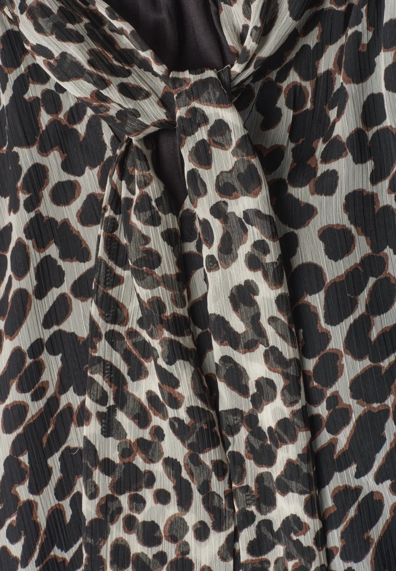LTD QR Studio_Chiffon v-neck b, Black