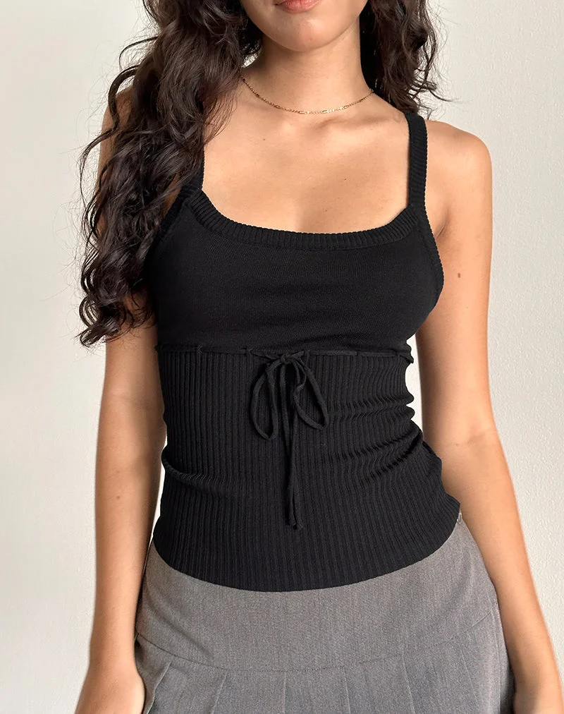 Joanie Geripptes gestricktes Cami-Top in Schwarz