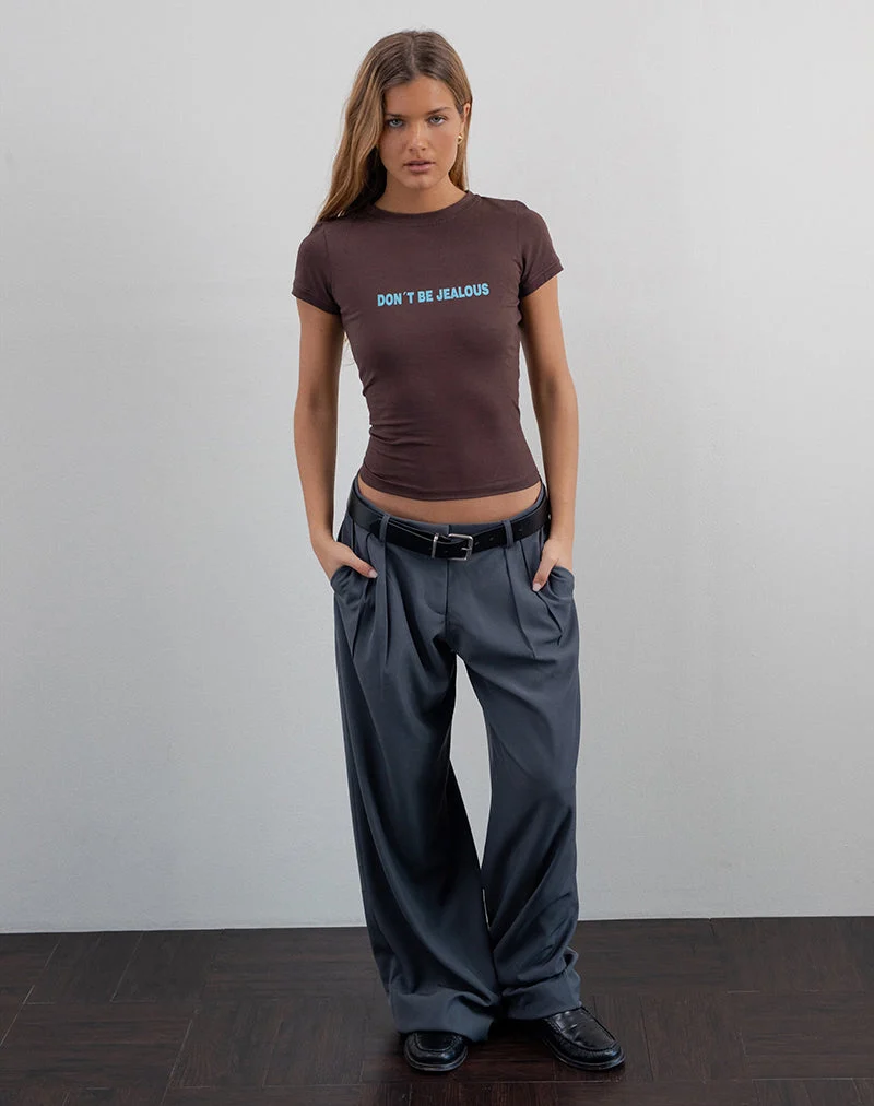 Sutin Baby Tee in Deep Mahogany mit Don't Be Jealous Slogan