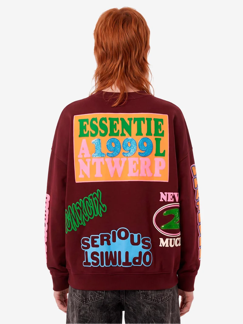 Felpa burgundy con grafiche e decorazioni