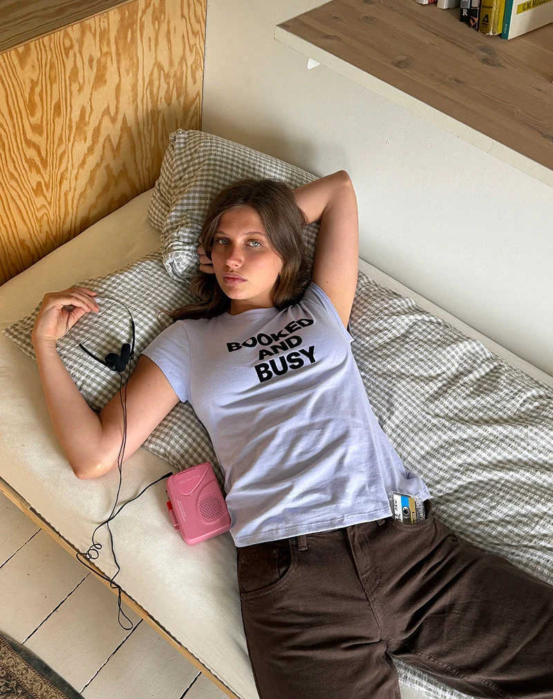 Clio Baggy-T-Shirt in Flieder mit dem Aufdruck „Booked and Busy“